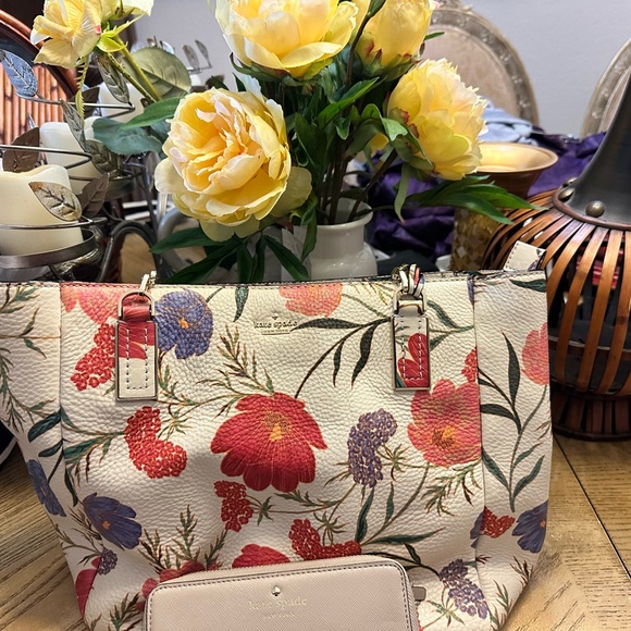 Kate Spade Kingston Drive Vivian Blossom bag and a cream wallet - Picture 15 of 16